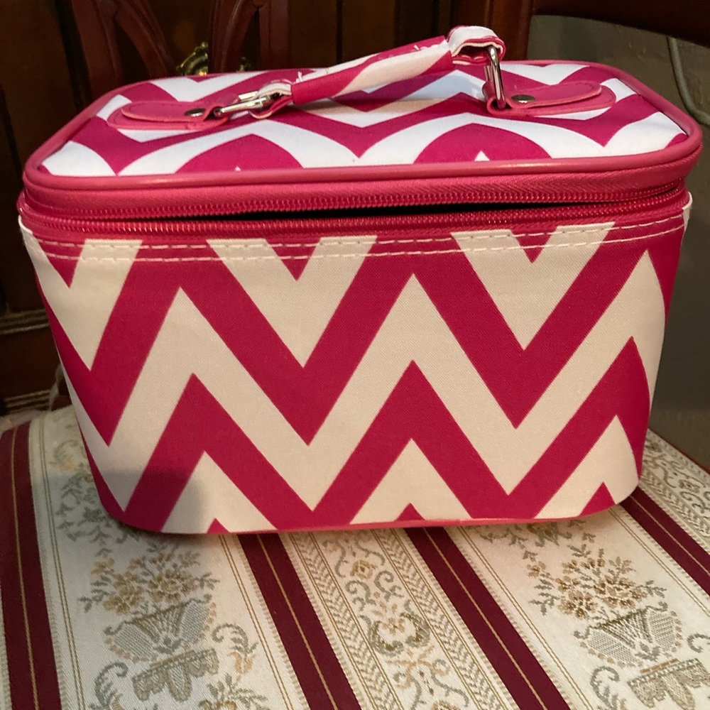 NWT Chevron pattern medium train/makeup case - Picture 2 of 2